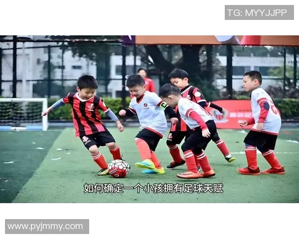 小男孩踢足球被球星发现天赋引起关注未来有望成为职业球员