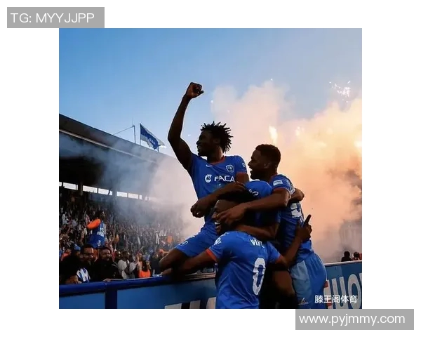 足球场上的激情碰撞与团队默契展现，球员们奋力拼搏的瞬间无需明星光环